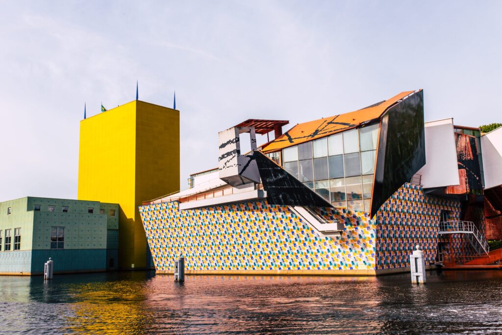 Groninger Museum gezien vanaf de brug in Groningen
