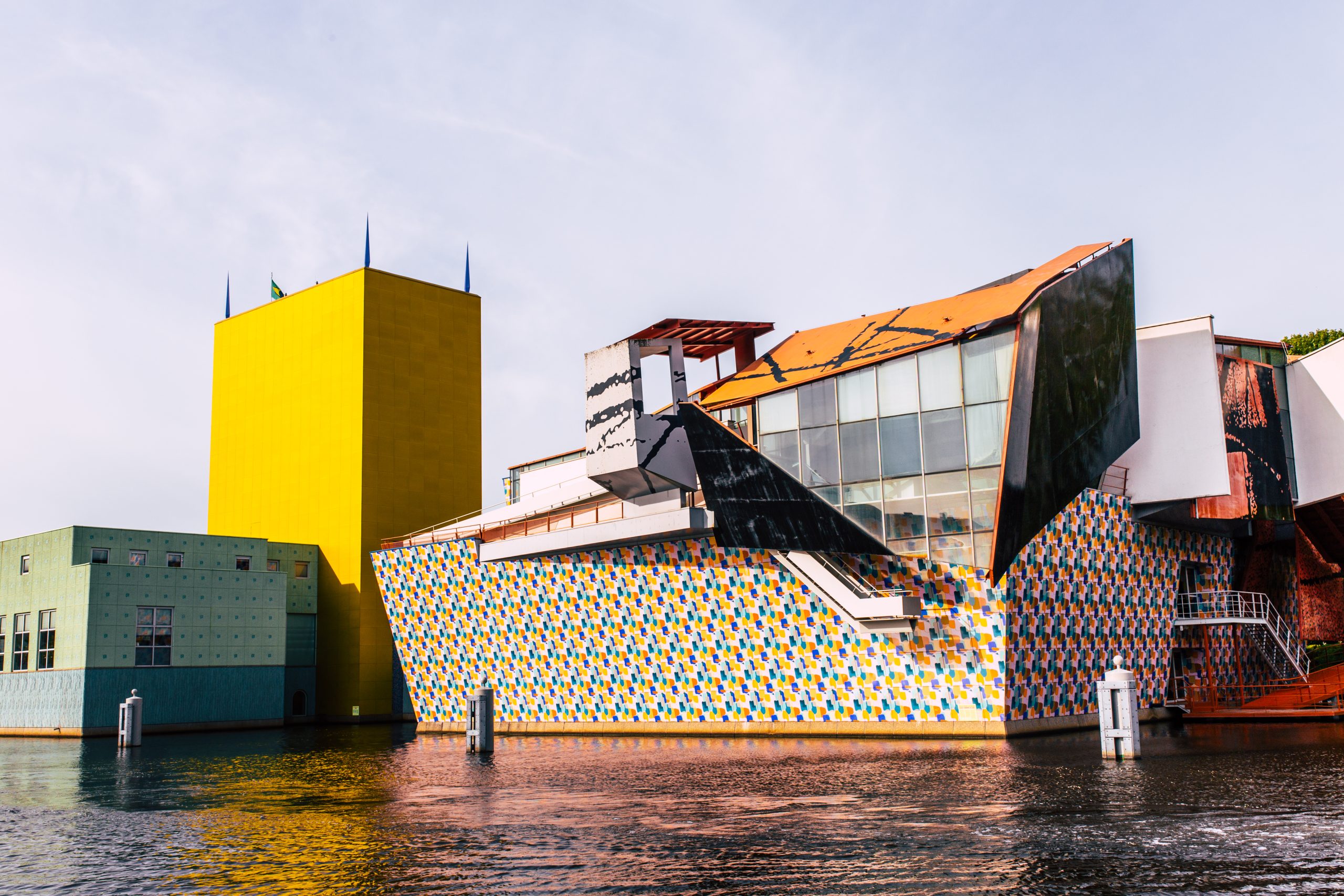 Groninger Museum gezien vanaf de brug in Groningen