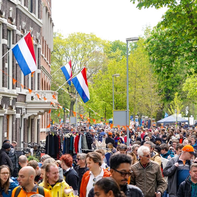 Vrijmarkt op de singels tijdens Koningsdag Groningen in het centrum
