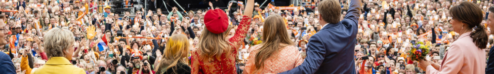 Koningsdag Groningen met feestende mensen op de Vismarkt bij Hotel Miss Blanche