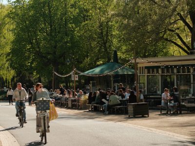 Groningen Noorderplantsoen in de zomer met wandelaars en groen park