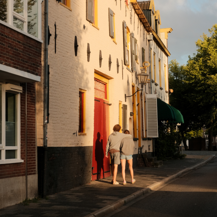 Stel geniet van een romantisch hotel in Groningen bij boutique hotel Miss Blanche